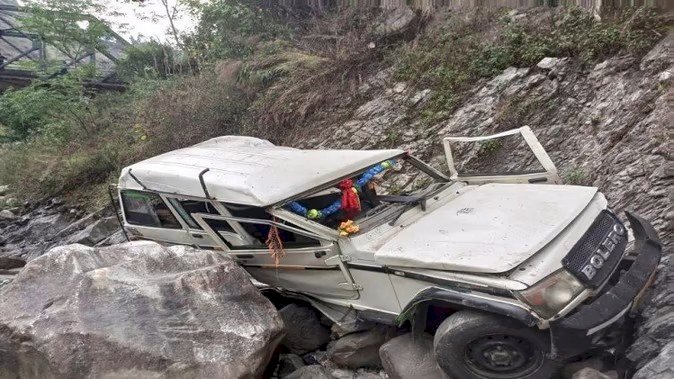 चमोली: खाई में गिरी बोलेरो, दो युवाओं की मौत