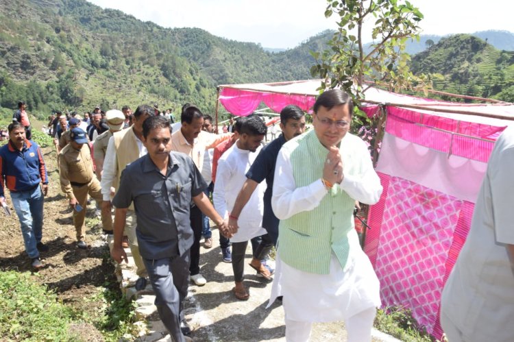 अपने पैतृक गांव हड़खोला पहुंचे सीएम धामी, कुल देवता के मंदिर में करवाई पूजा अर्चना