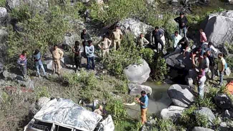 उत्तरकाशी: बोलेरो खाई में गिरी, पांच पर्यटकों समेत छ: लोगों की दु:खद मौत