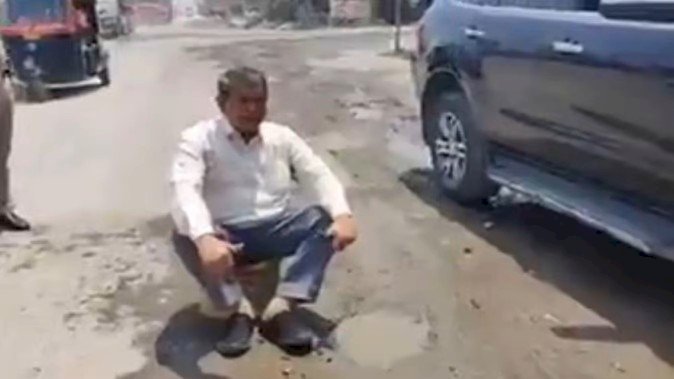 जब हाइवे पर ही धरने पर बैठ गए हरदा