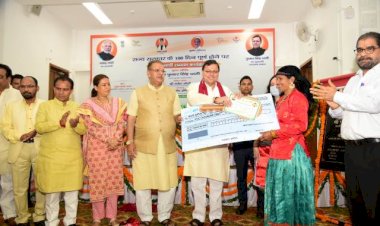 CM ने PM आवास योजना (ग्रामीण) के लाभार्थियों को सौंपी चेक एवं चाबी