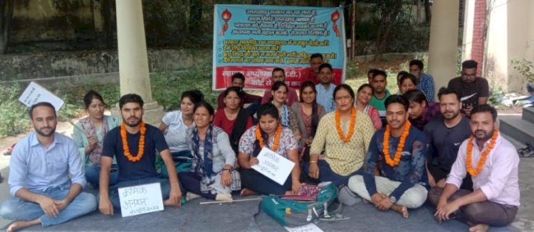 नियुक्ति के लिए धरना दे रहे एलटी के सफल अभ्यर्थी, गढ़वाल विवि के पूर्व छात्रसंघ अध्यक्ष ने दिया समर्थन