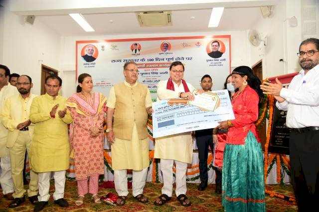 CM ने PM आवास योजना (ग्रामीण) के लाभार्थियों को सौंपी चेक एवं चाबी