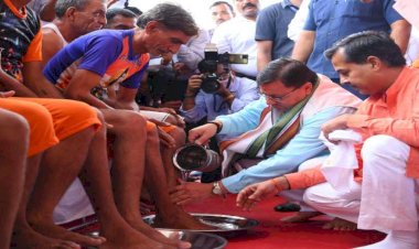 कांवड़ यात्रा : शिव भक्तों के चरण धोकर एवं गंगाजली देकर स्वागत