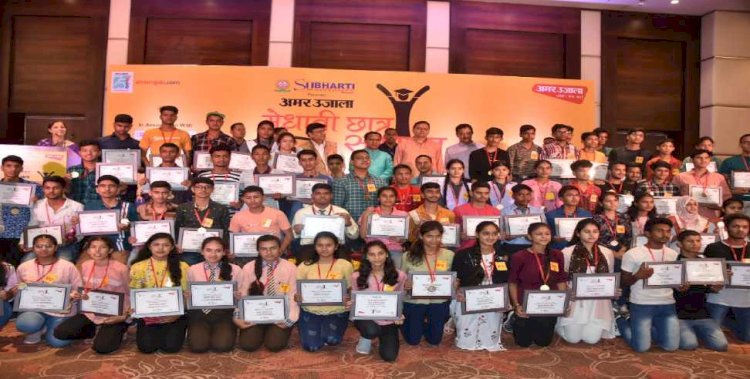 CM ने किया मेधावी छात्र-छात्राओं को सम्मानित, मिलेंगे 25 हजार