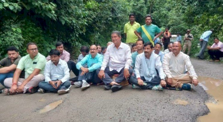 सड़क की बदहाली को लेकर सड़क पर ही मौन व्रत पर बैठे पूर्व सीएम हरीश रावत