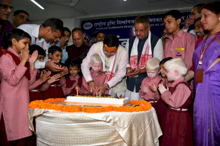 संकल्प दिवस के अवसर पर दिव्यांग बच्चों से मिले सीएम धामी