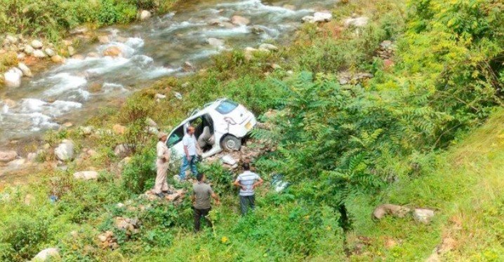 कोटद्वार के पास खाई में गिरी कार, दो की मौत