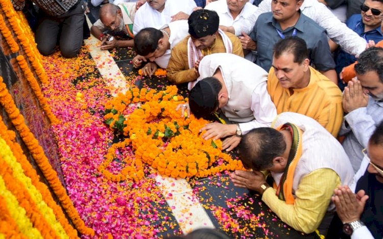 रामपुर तिराहा जाकर सीएम धामी ने दी शहीद राज्य आंदोलनकारियों को श्रद्धांजलि