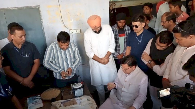 खटीमा पहुंचते ही सीएम पुष्कर सिंह धामी ने धान मण्डी का औचक निरीक्षण किया