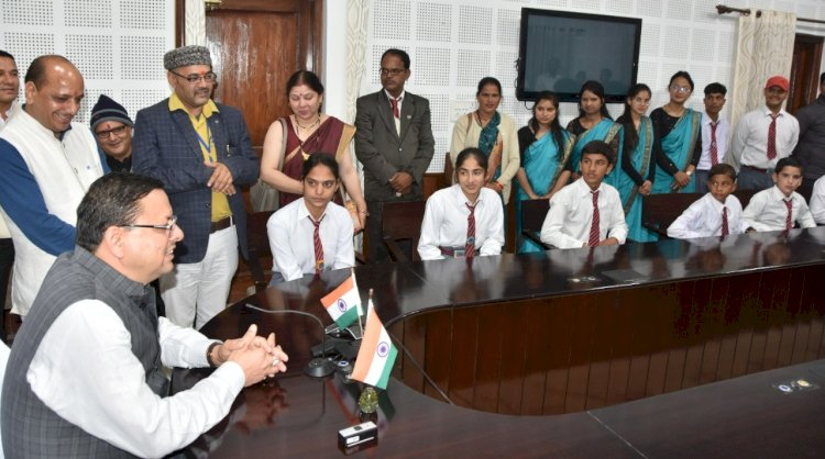 मुख्यमंत्री से बाल शिक्षा सदन स्कूल बड़कोट के छात्रों ने की भेंट