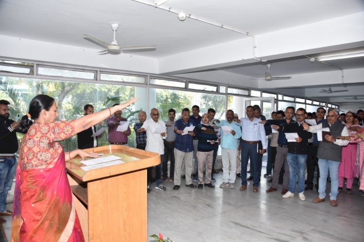 राष्ट्रीय एकता दिवस के अवसर पर सचिवालय के अधिकारियों एवं कार्मिकों ने ली राष्ट्रीय एकता दिवस की शपथ