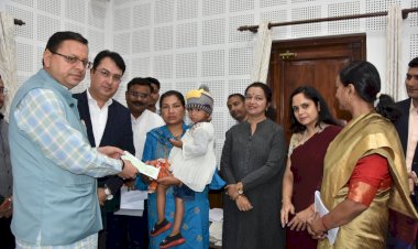 दिवंगत पुलिस कॉन्सटेबल की पत्नी को सीएम ने सौंपा 50 लाख की राहत राशि का चेक