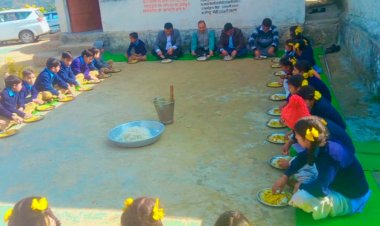 महानिदेशक ने बच्चों के साथ मध्याह्न भोजन कर परखी भोजन की गुणवत्ता