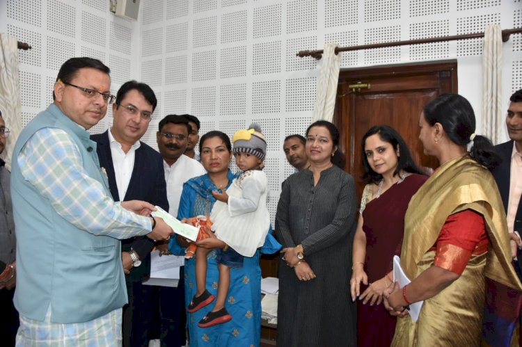 दिवंगत पुलिस कॉन्सटेबल की पत्नी को सीएम ने सौंपा 50 लाख की राहत राशि का चेक