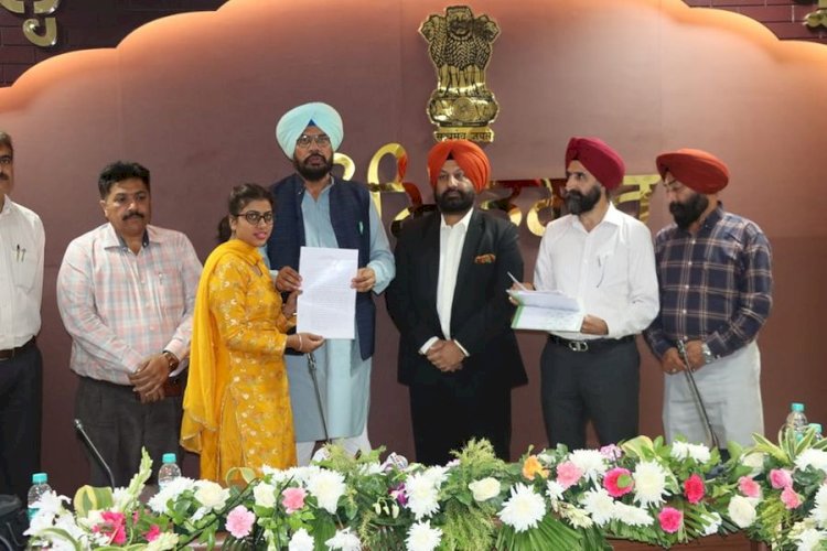 पंजाब: मंत्री धालीवाल ने 21 युवाओं को सौंपे नियुक्ति पत्र, कहा 7 माह में दी 25000 को दी सरकारी नौकरी