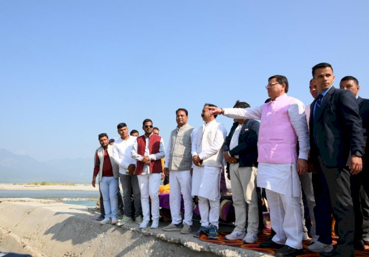 सीएम ने किया बाढ़ नियंत्रण कार्यों का स्थलीय  निरीक्षण