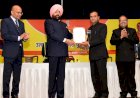 सुशासन दिवस पर उत्कृष्ट जिलाधिकारियों को राज्यपाल ने किया सम्मानित
