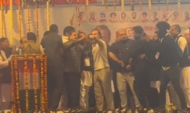 कांग्रेस नेता के सेल्फी लेने की कोशिश पर गुस्सा हुए राहुल गांधी