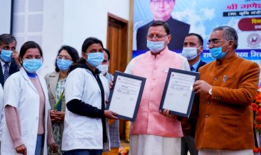 सीएम ने सौंपे सामुदायिक स्वास्थ्य अधिकारियों को नियुक्ति पत्र