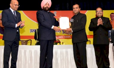 सुशासन दिवस पर उत्कृष्ट जिलाधिकारियों को राज्यपाल ने किया सम्मानित