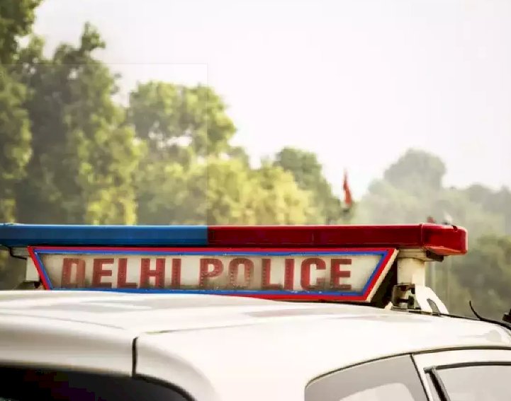 शिक्षिका ने कक्षा 5 की छात्रा को एमसीडी स्कूल की बिल्डिंग से फेंका ! कैंची से किया हमला