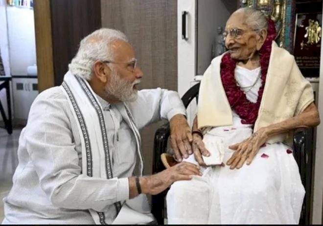 अहमदाबाद के अस्पताल में भर्ती मां हीराबेन से मिलने पहुंचे पीएम मोदी