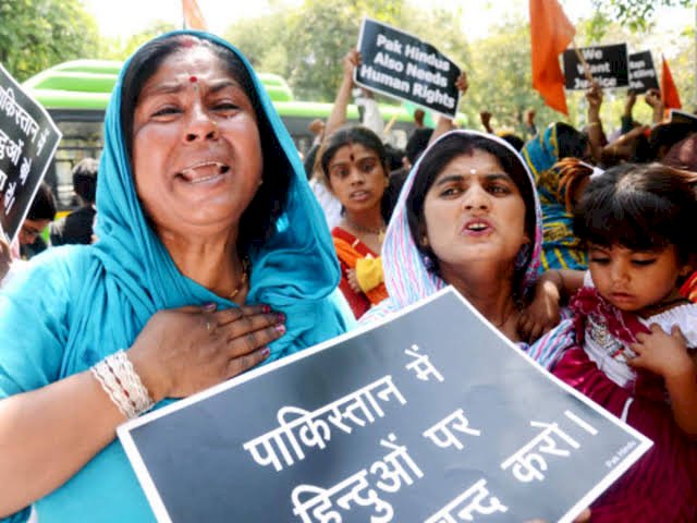 पाकिस्तान के सिंध में हिंदू महिला से रेप कर अलग कर दिया सिर