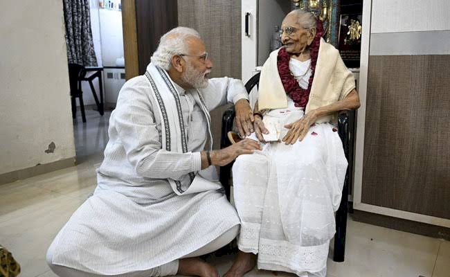 प्रधानमंत्री नरेंद्र मोदी जी की माता हीराबेन का निधन