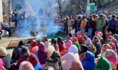 भू-धंसाव को लेकर बंद रहा जोशीमठ, लोगों ने किया चक्काजाम