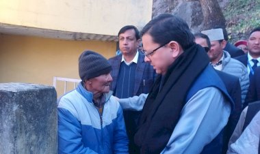 सीएम  धामी ने जोशीमठ में प्रभावितों से मिलकर हर सम्भव मदद का भरोसा दिलाया