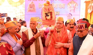 देहरादून धारी देवी एवं भगवान श्री नागराजा देव डोली शोभायात्रा में शामिल हुए सीएम धामी