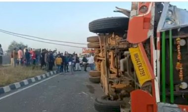 महाराष्ट्र में नासिक-शिरडी राजमार्ग पर बस-ट्रक की टक्कर में 10 की मौत, 30 से अधिक घायल