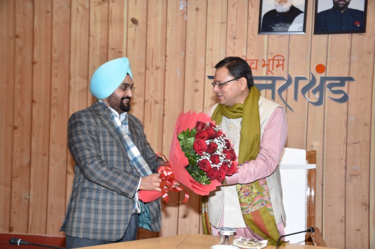 नए साल पर सीएम धामी से मिले मुख्य सचिव डॉ. संधू तथा डीजीपी अशोक कुमार