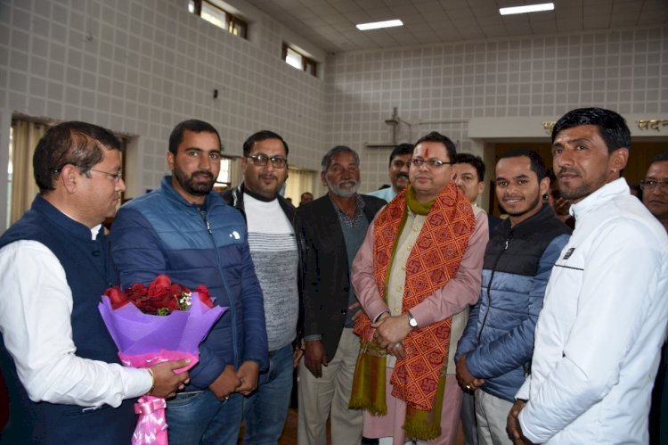नए साल पर सीएम धामी से मिले विभिन्न क्षेत्रों से आये लोग