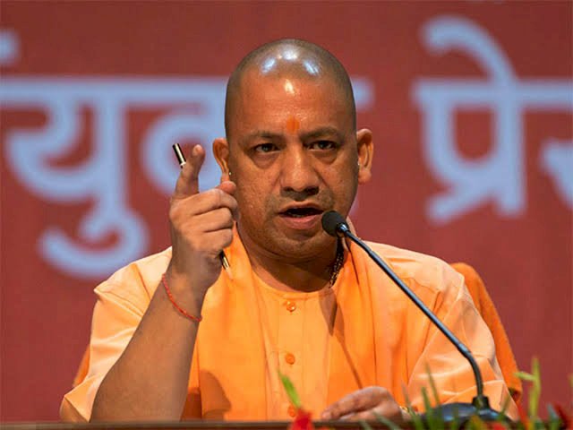 कांग्रेस नेता की योगी आदित्यनाथ को भगवा कपड़ा छोड़ने की सलाह