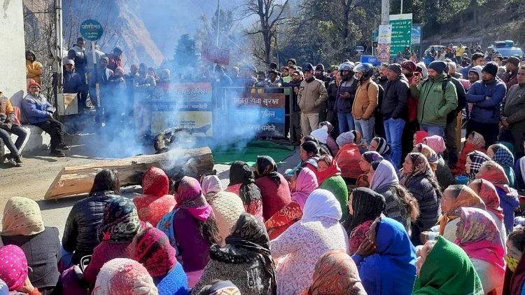 भू-धंसाव को लेकर बंद रहा जोशीमठ, लोगों ने किया चक्काजाम