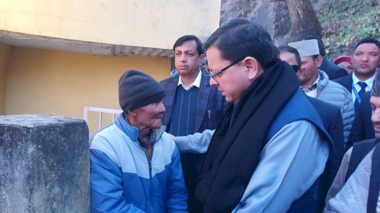 सीएम  धामी ने जोशीमठ में प्रभावितों से मिलकर हर सम्भव मदद का भरोसा दिलाया