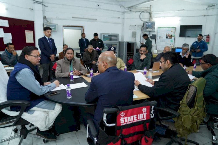 मुख्यमंत्री धामी ने जोशीमठ मामले में आपदा प्रबन्धन केन्द्र में उच्चाधिकारियों के साथ की समीक्षा