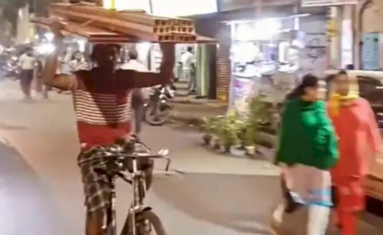 वायरल वीडियो :  ये शख्स साइकिल चलाते हुए और सिर पर तख्तियां लिए ऐसे आया नजर