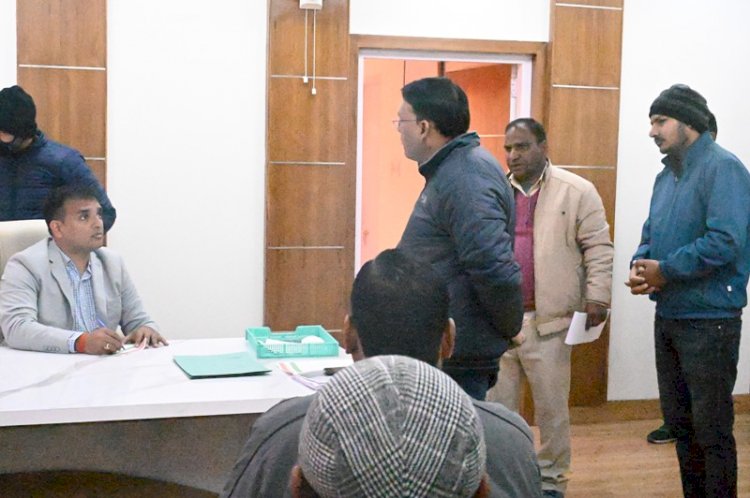 टिहरी गढ़वाल:जनता दरबार कार्यक्रम के तहत डीएम ने सुनी समस्याएं
