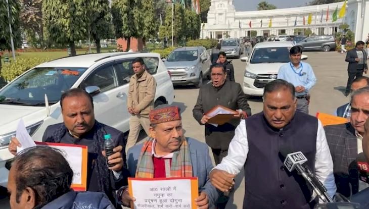 सदन में हंगामा  करने वाले भाजपा के 4 विधायकों को दिल्ली विधानसभा के मार्शलों ने दिखाया बाहर का रास्ता
