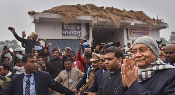 बिहार के सीएम नीतीश के काफिले के लिए बक्सर में रुकी ट्रेनें