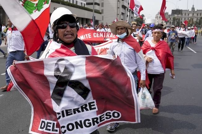 पेरू में राजनीतिक संकट बढ़ा, सरकार विरोधी प्रदर्शनकारी लीमा की सड़कों पर उतरे