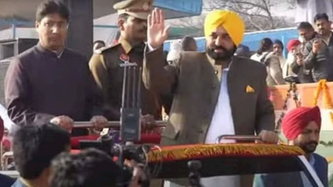 सीएम भगवंत मान ने गणतंत्र दिवस के मौके पर  बठिंडा के स्पोर्ट्स स्टेडियम में राष्ट्रीय ध्वज फहराया