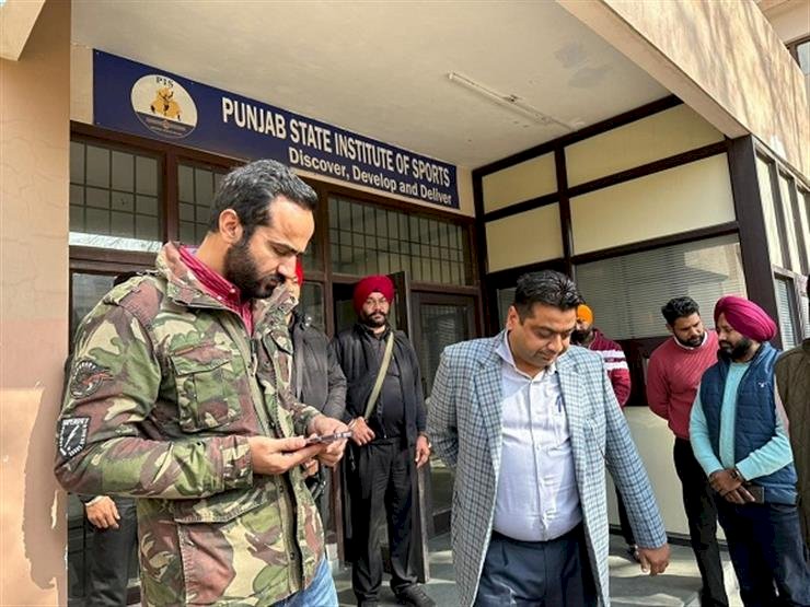 मीत हायर ने पीआईएस प्लेयर के मेस की औचक जांच की