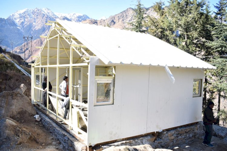 भूधंसाव प्रभावितों के पुनर्वास हेतु प्रीफेब्रिकेटेड शेल्टर निर्माण कार्य जारी