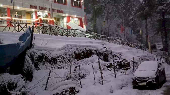 उत्तराखंड:औली बर्फबारी से सरोबार, पर्यटकों के चेहरे खिले