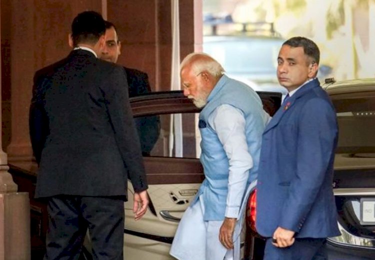 पीएम मोदी ने रिसाइकिल प्लास्टिक बोतलों से बनी जैकेट संसद में पहनी
