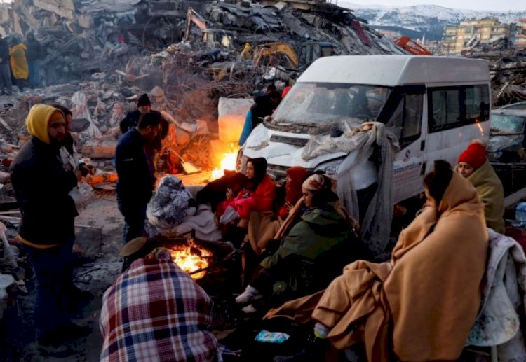 तुर्की-सीरिया भूकंप में मरने वालों की संख्या अब 15,383 हुई, जीवित बचे लोगों को खोजने के लिए समय की कमी